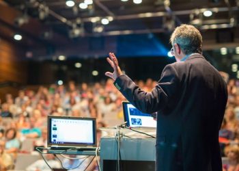 Masih Gugup Kalau Harus Bicara didepan Banyak Orang? Berikut 9 Tips and Tricks Public Speaking