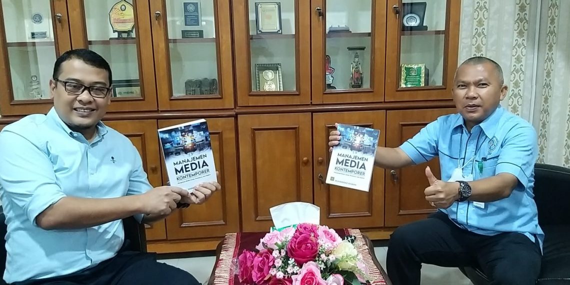 Alumni IKO FISIP UMSU Sukses Terbitkan Buku Manajemen Media Kontemporer dan Berbagi ke Almamater
