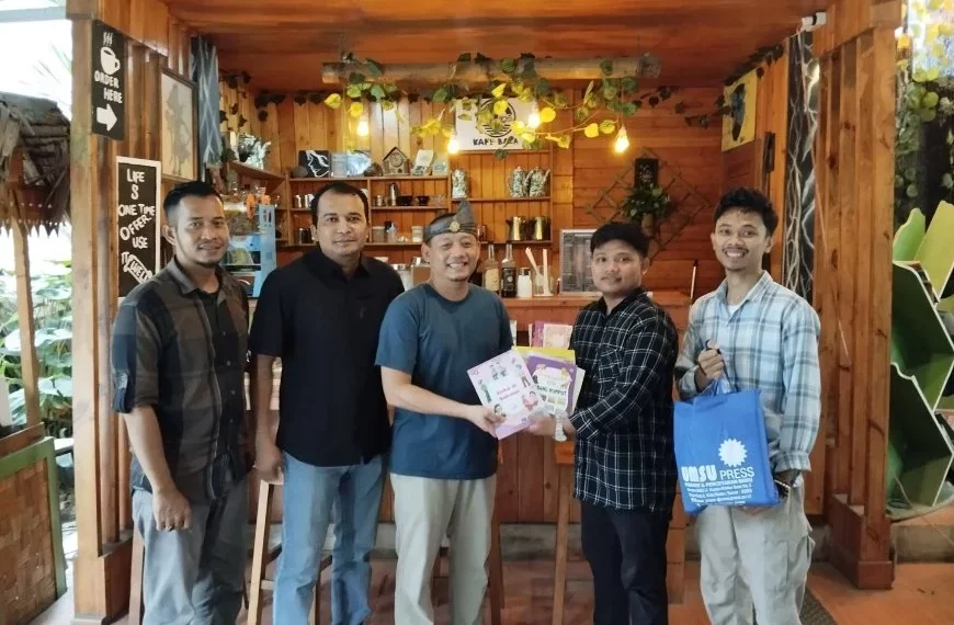 Pengembangan Literasi Masyarakat Desa, Prodi Kessos FISIP UMSU dan Alumni Serahkan Buku ke Sanggar Lingkaran