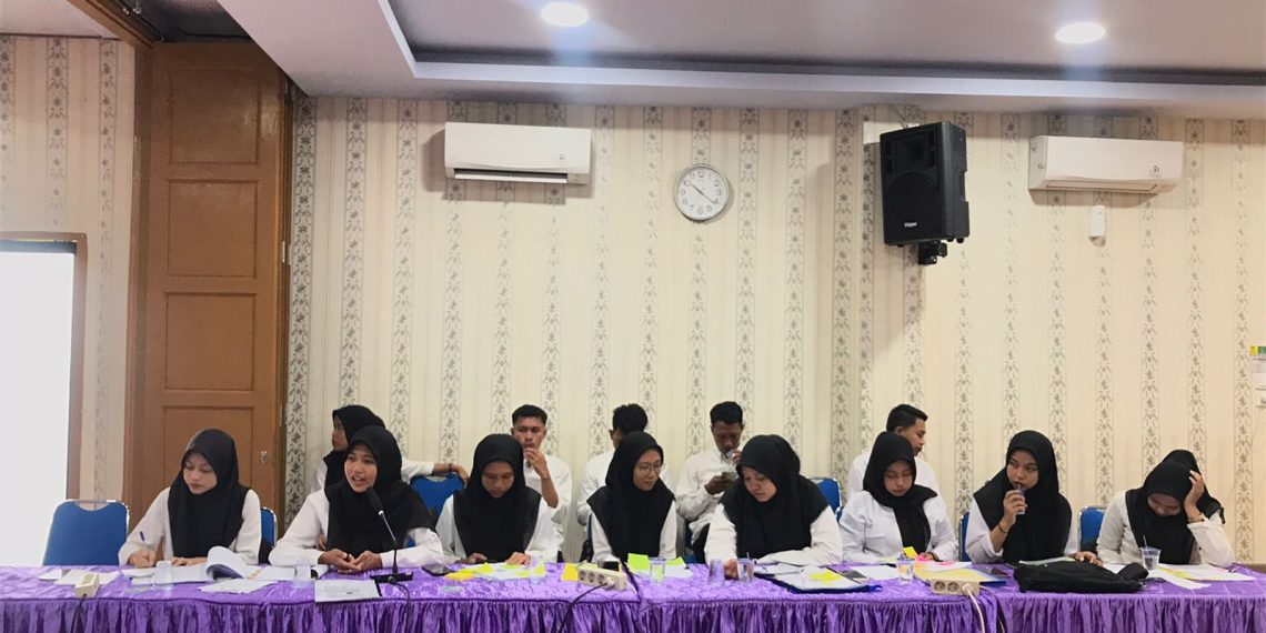 13 Mahasiswa Prodi KESSOS FISIP UMSU melaksanakan Seminar Proposal di Aula FISIP UMSU